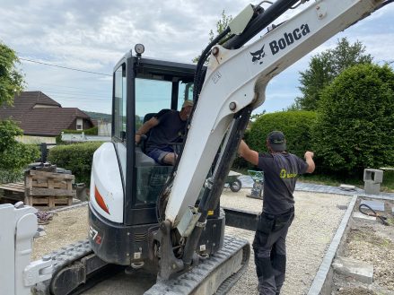 Jardins Baron_sur chantier avec mini pelle